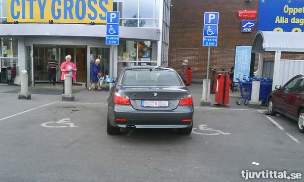 Dagens dubbel: Parkeringskonst 2 - BMW-parkplatz!